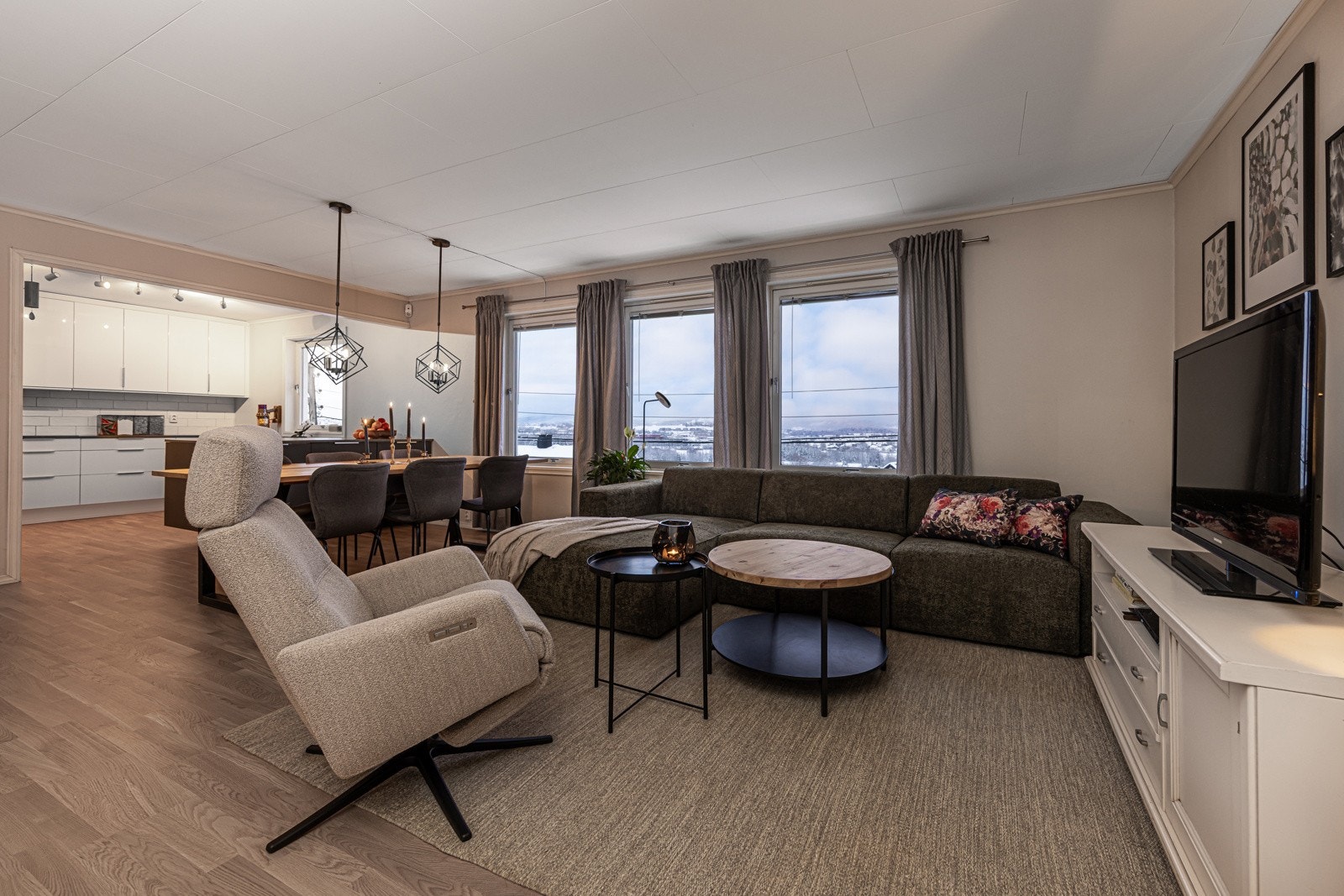 Romslig og innbydende stue med åpen løsning mot kjøkkenet. Galleribilde