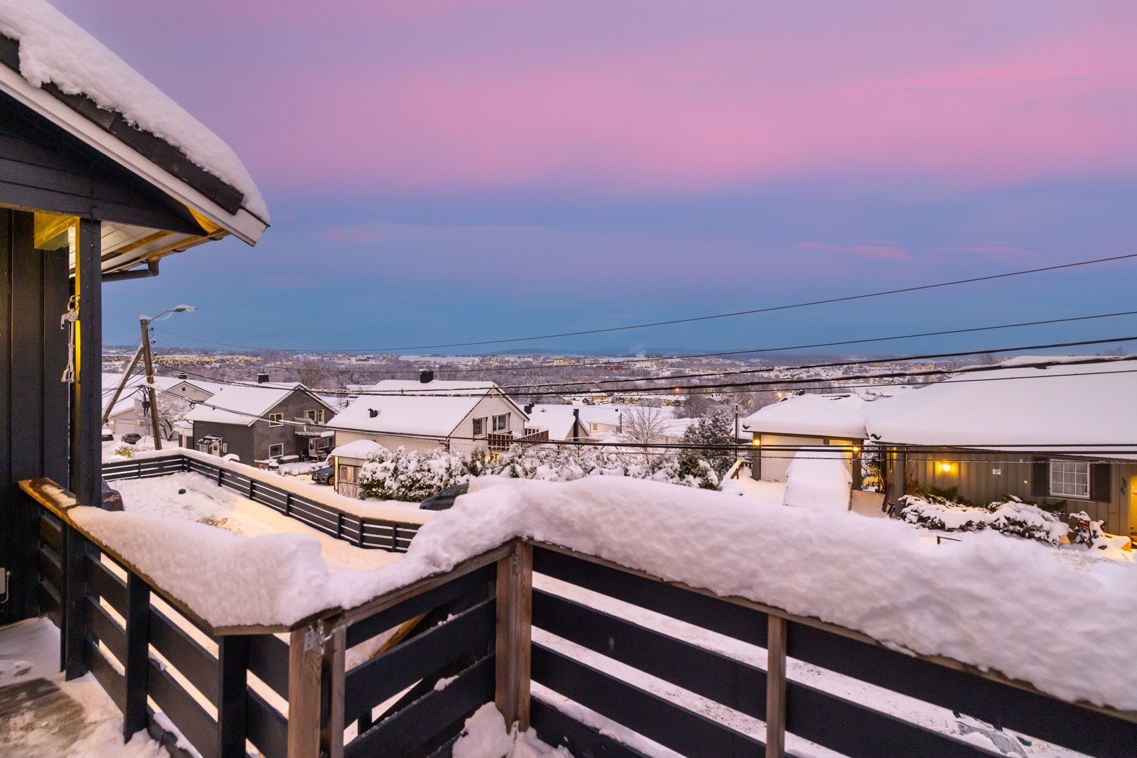 Romslig terrasse hvor utsikten kan nytes. Galleribilde