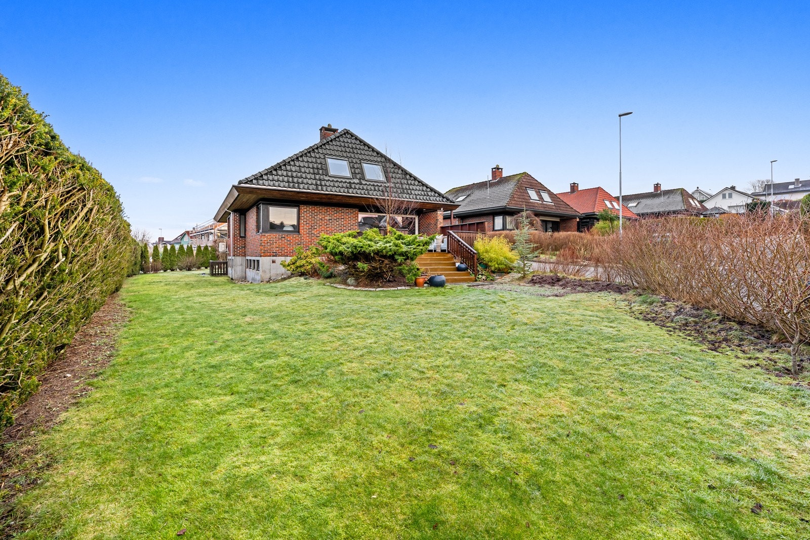 Her har man god plass til trampoline og lek. Galleribilde