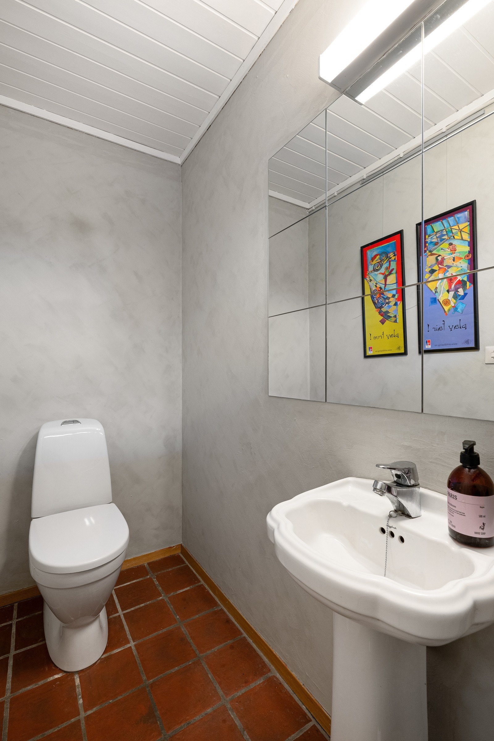 Etasjen har i tillegg et praktisk toalettrom som er fint plassert i tilknytning til entré og oppholdsrom. Galleribilde