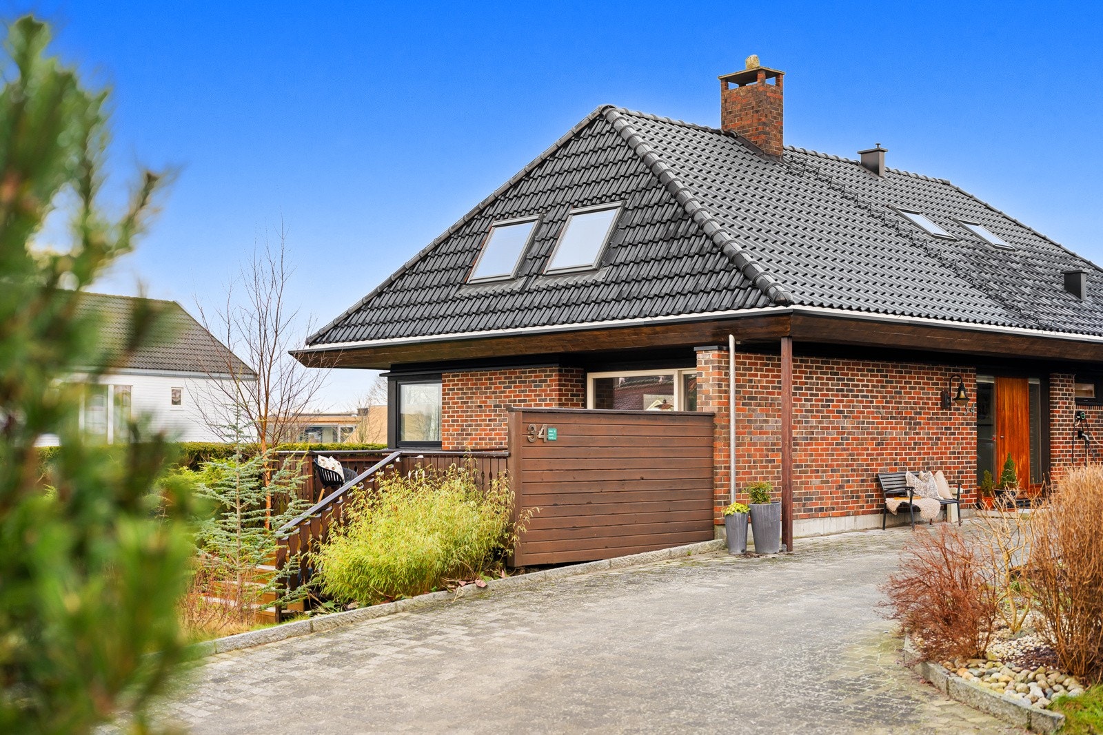 Eiendommen har romslig innkjørsel som ble fornyet i 2016. Galleribilde