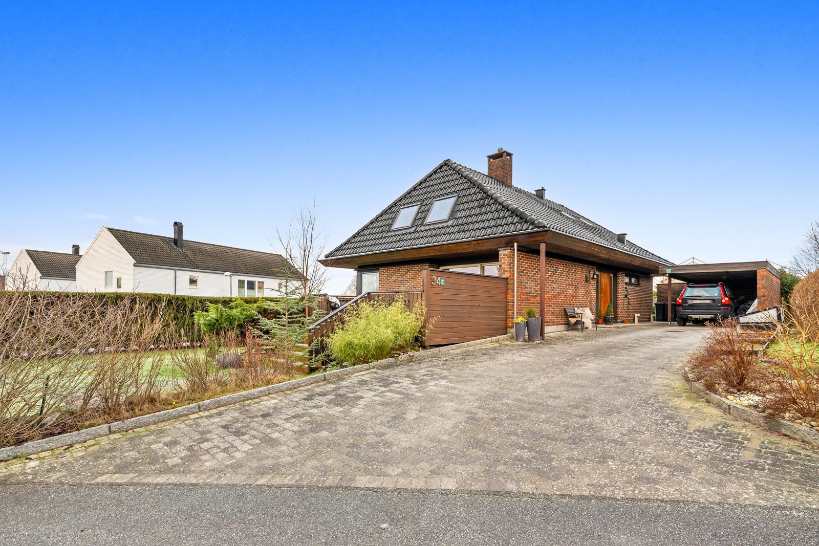 Gårdsplassen gir enkel adkomst og gode manøvreringsmuligheter, samt ekstra parkeringsplasser for gjester. Galleribilde