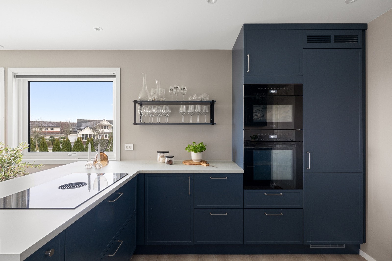 Her får man et kjøkken av høy kvalitet med stilrene fronter. Galleribilde