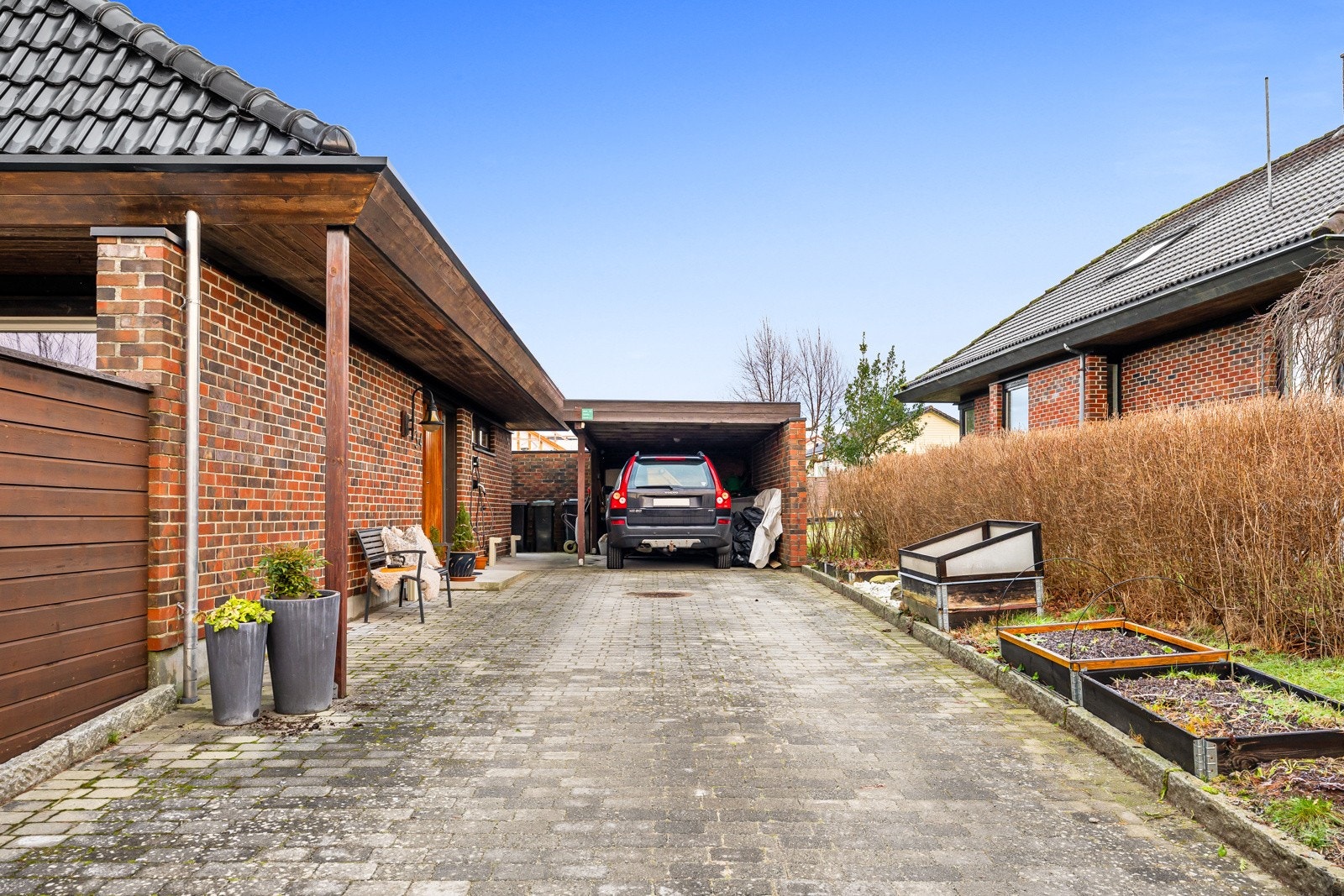 Her har man god plass til parkering både i innkjørselen og i carport. Galleribilde
