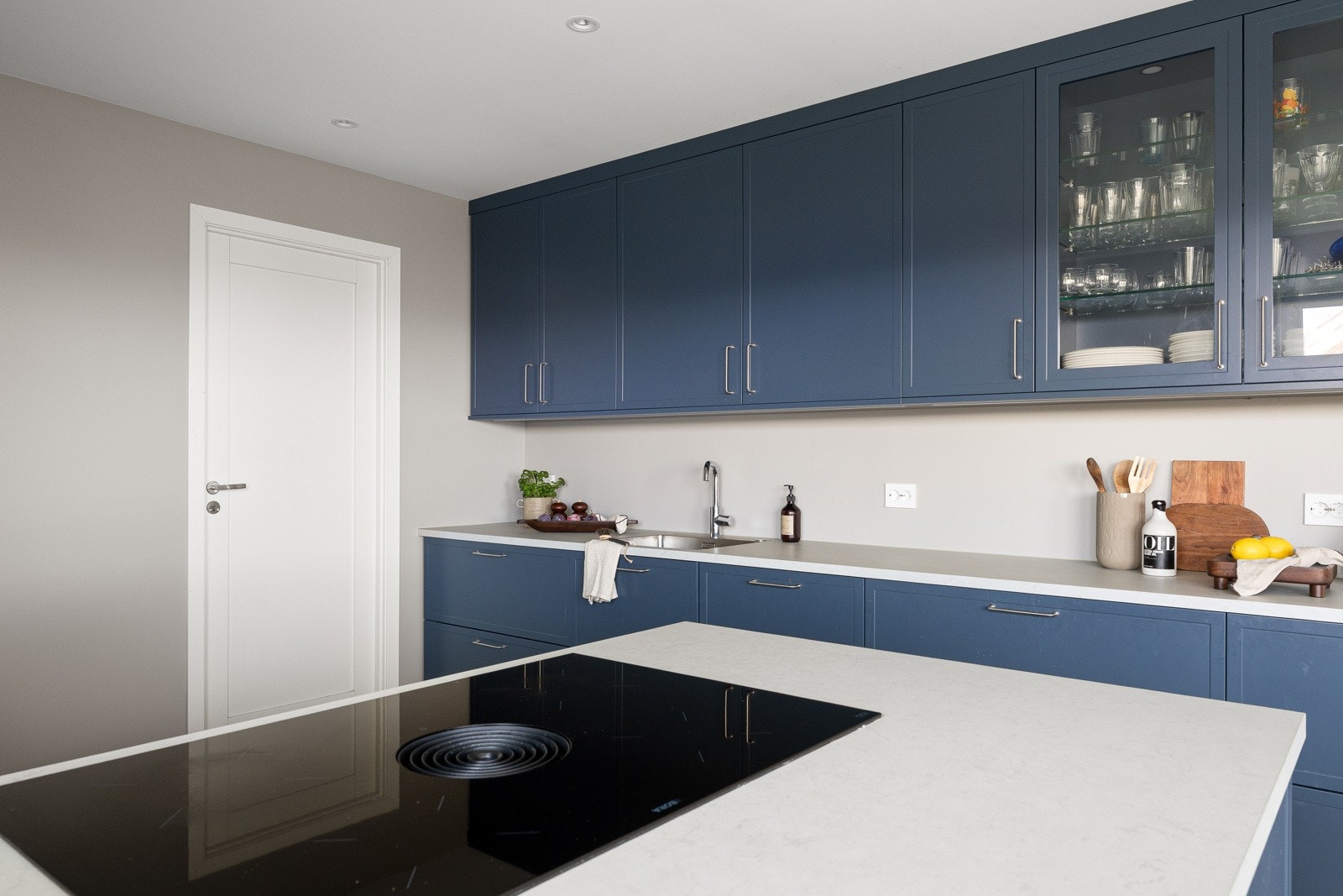 Store sammenhengende benkeflater og en romslig kjøkkenøy som gir både ekstra oppbevaring og gode arbeidsforhold. Galleribilde