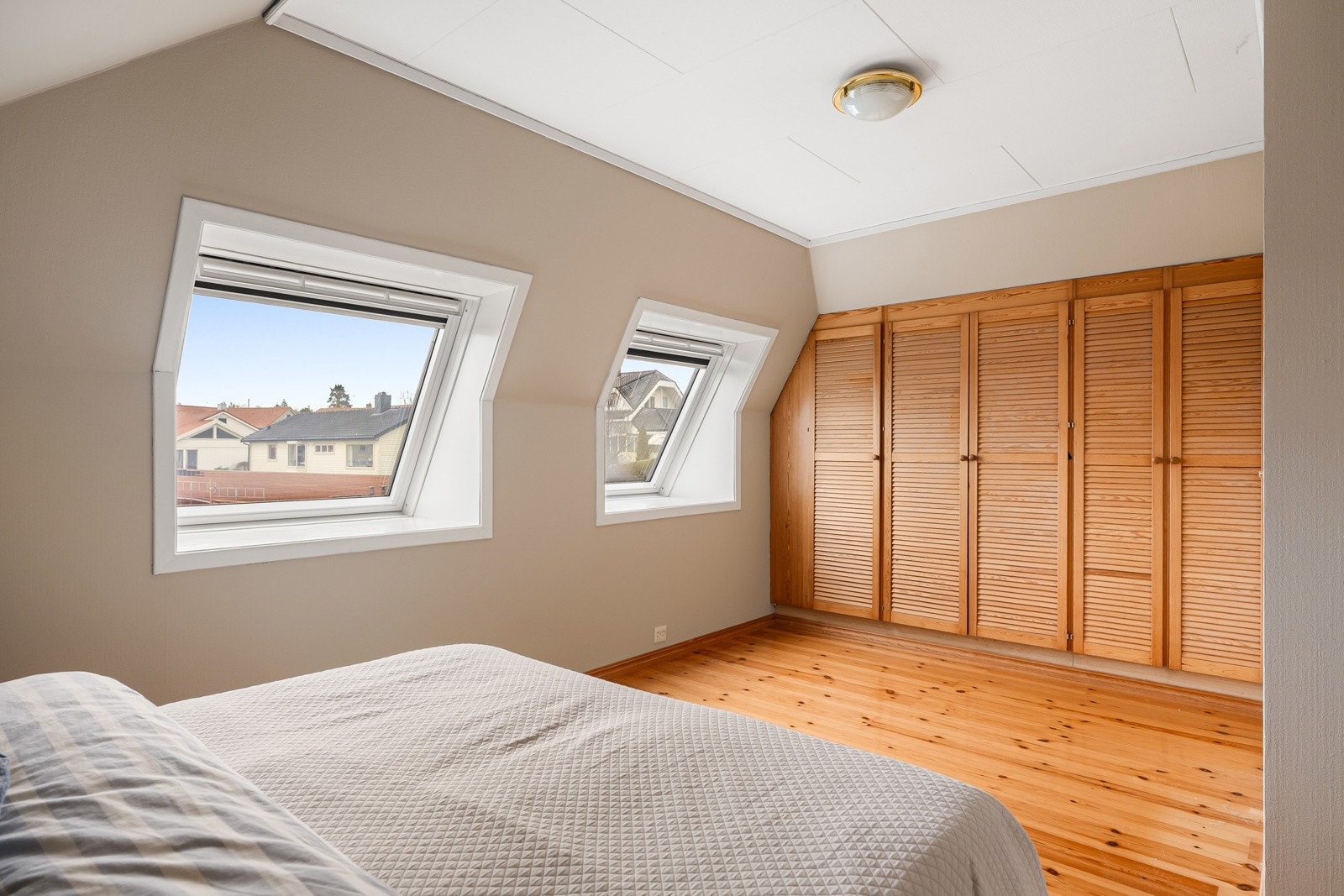 Garderobeskapene er innebygd med god plass til oppbevaring. Galleribilde