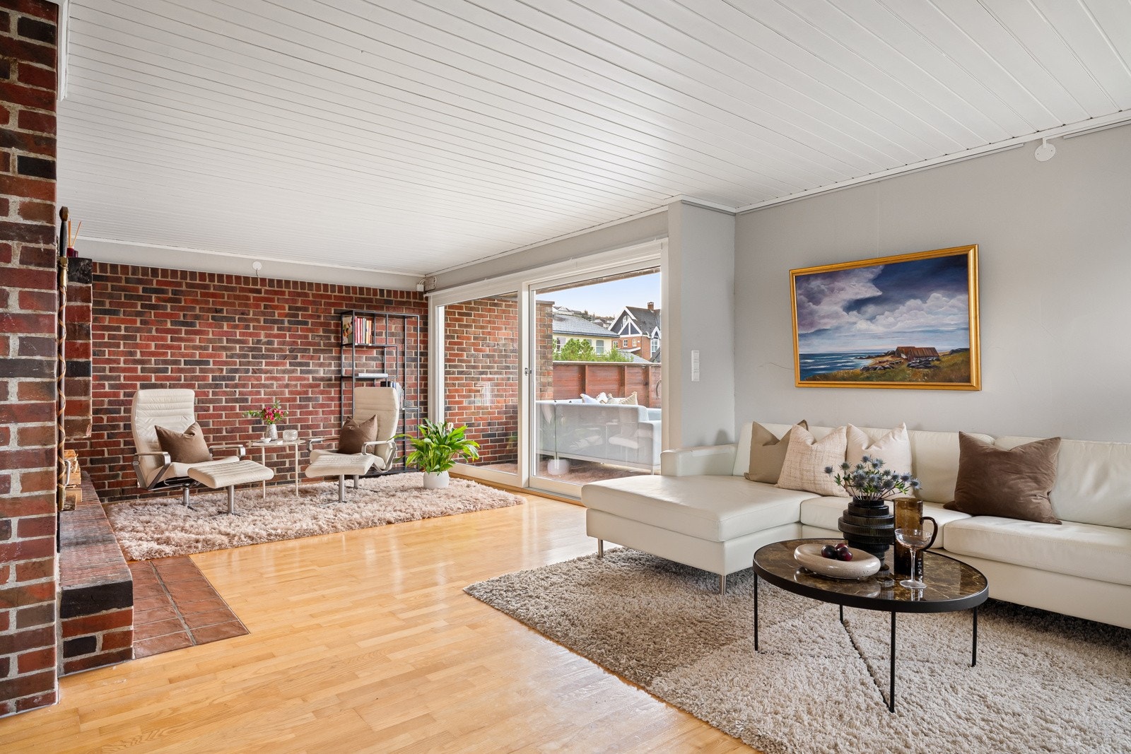 Boligen byr på flere oppholdsrom, god romfordeling og høy bokomfort, kombinert med betydelige oppgraderinger de senere årene. Galleribilde