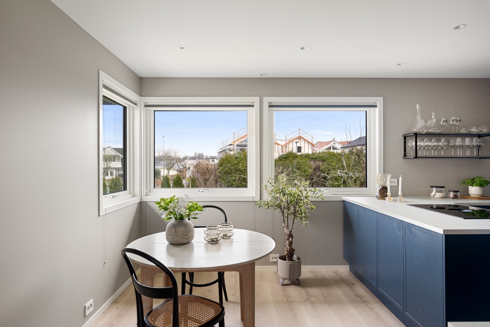 På kjøkkenet har man også plass til en hyggelig spisekrok. Galleribilde