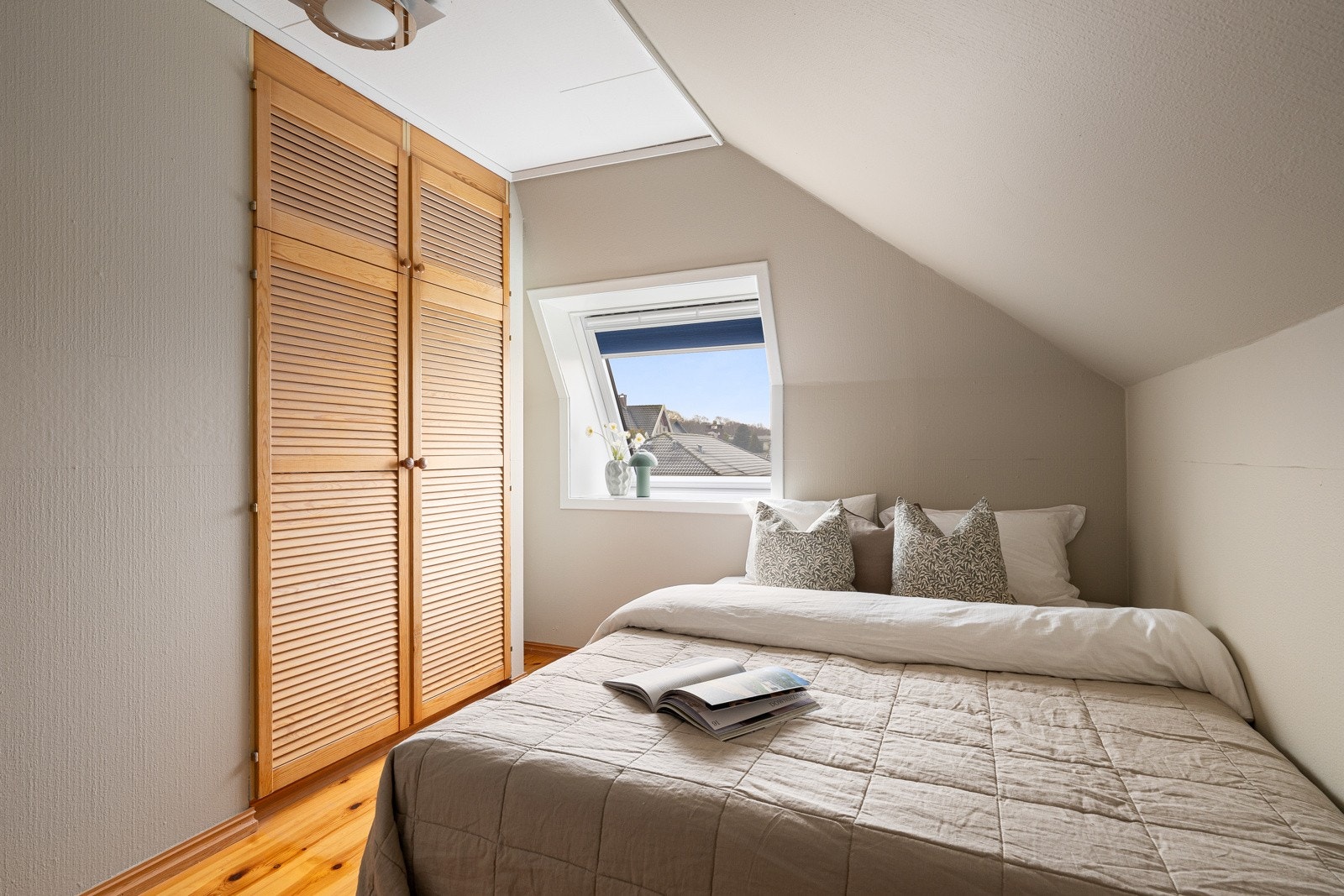 I tillegg til masteravdelingen finnes det ytterligere 2 soverom i etasjen. Galleribilde