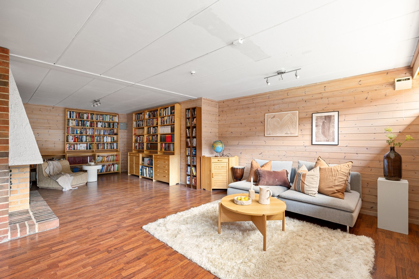 Her finner man en romslig kjellerstue med god takhøyde, store flater og gode lysforhold fra vindusbånd mot hage. Galleribilde