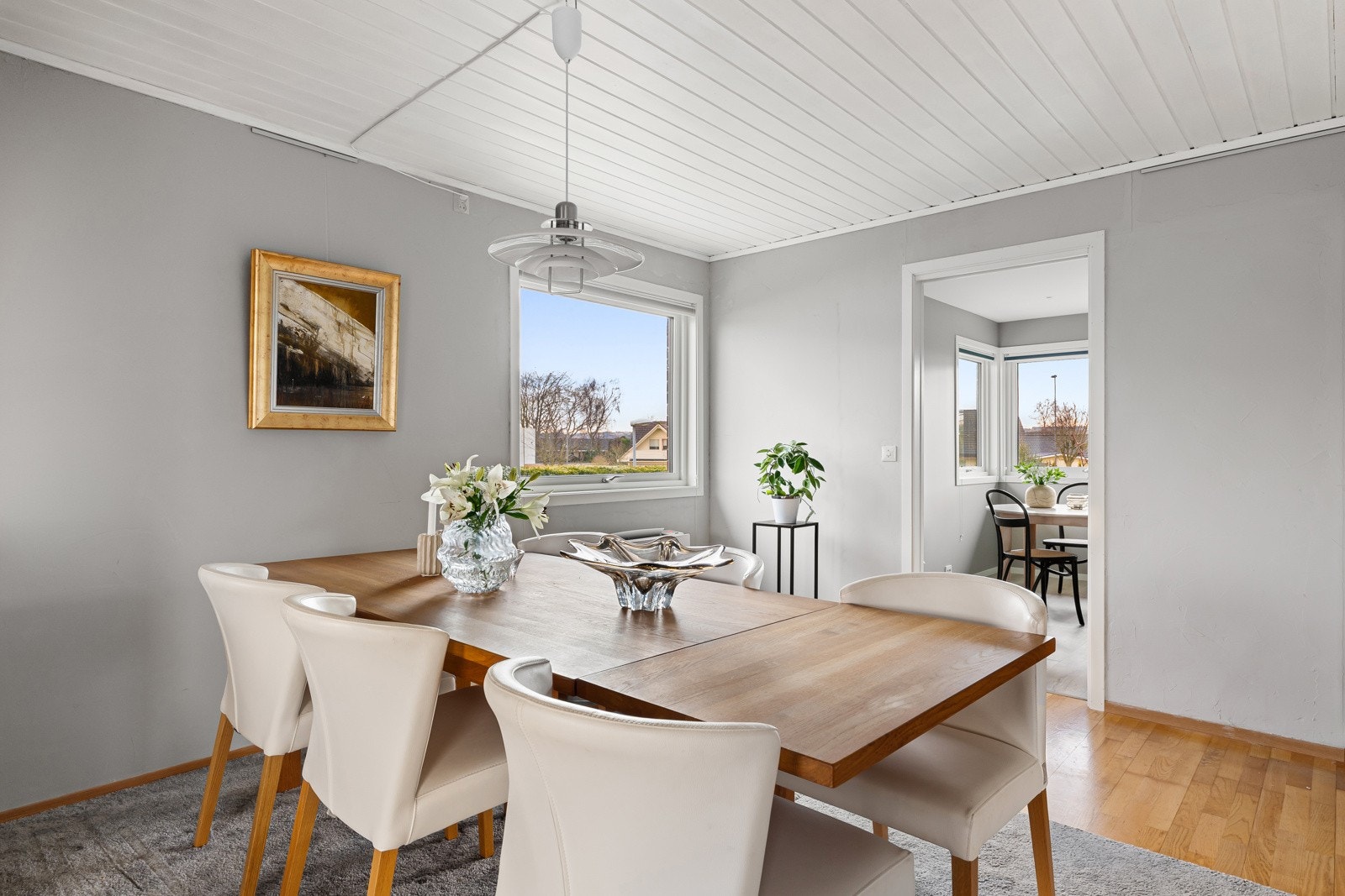 Store vindusflater gir rommet et lyst preg, og plasseringen gjør det enkelt å samle familie og venner til hyggelige middager. Galleribilde