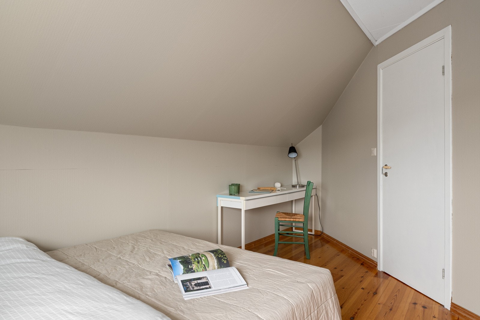 Alle med god romfølelse, skråhimlinger som gir karakter og praktiske løsninger for møblering. Galleribilde