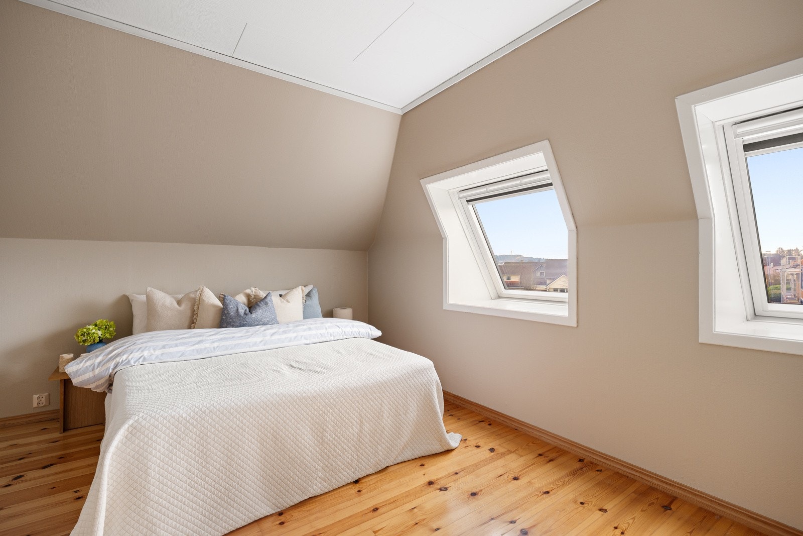 Hovedsoverommet fremstår som en egen masteravdeling med god gulvplass til dobbeltseng. Galleribilde