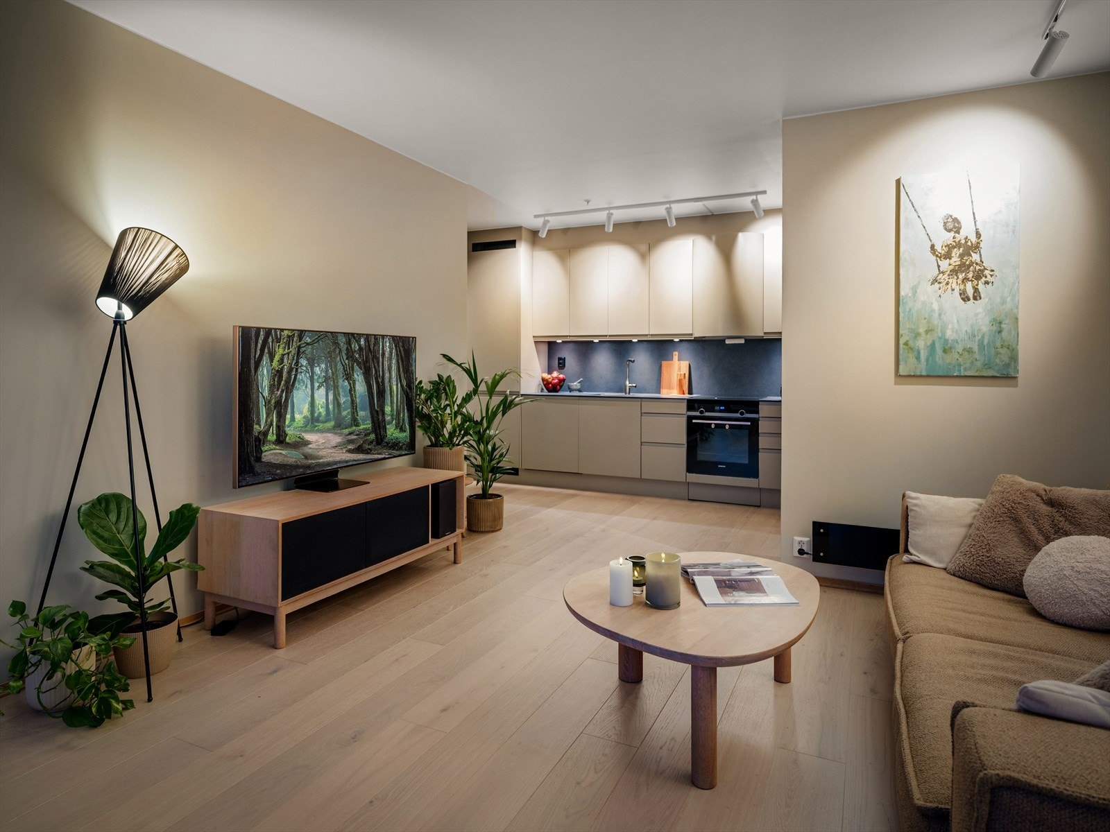 Leiligheten er påkostet utover opprinnelig leveranse, og fremstår praktisk og lettstelt med en tydelig kvalitetsfølelse Galleribilde