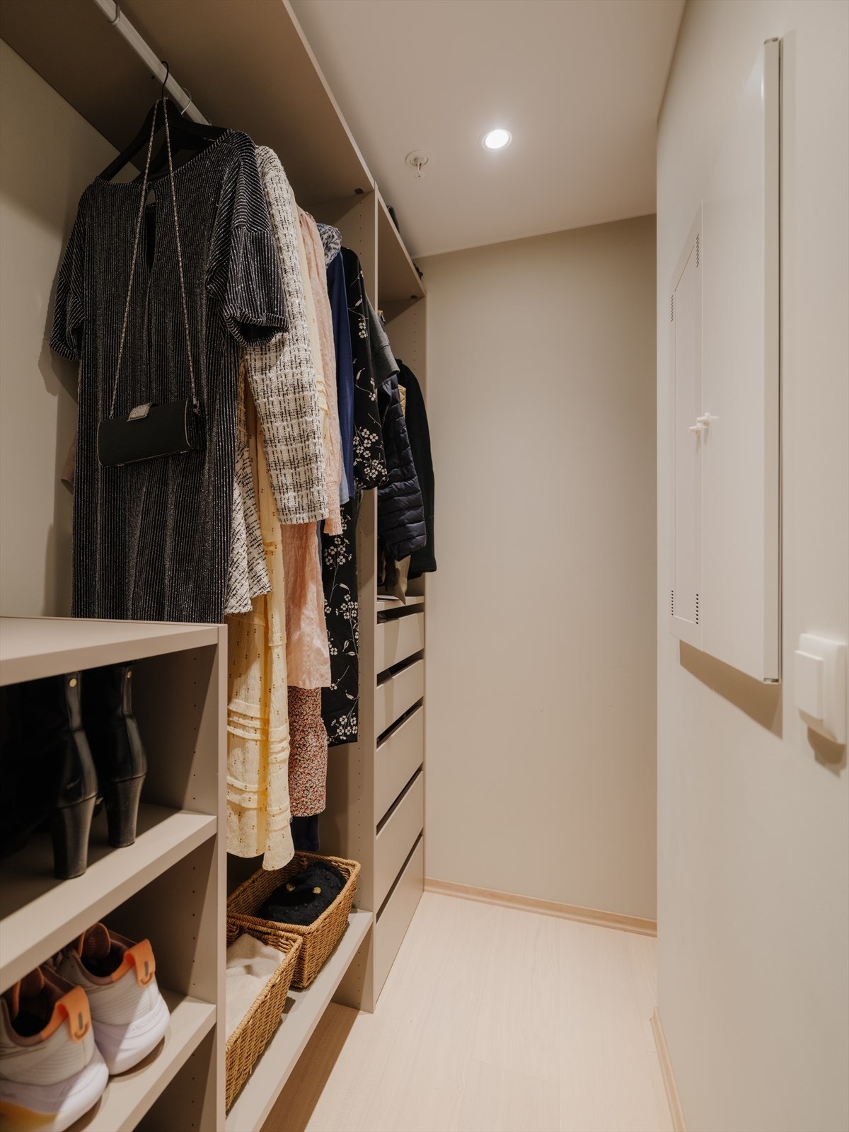 Like utenfor hovedsoverommet ligger en praktisk bod/walk-in garderobe. Fin garderobeløsning fra Sigdal for oppbevaring av klær, sko, treningsutstyr og sesonglagring Galleribilde