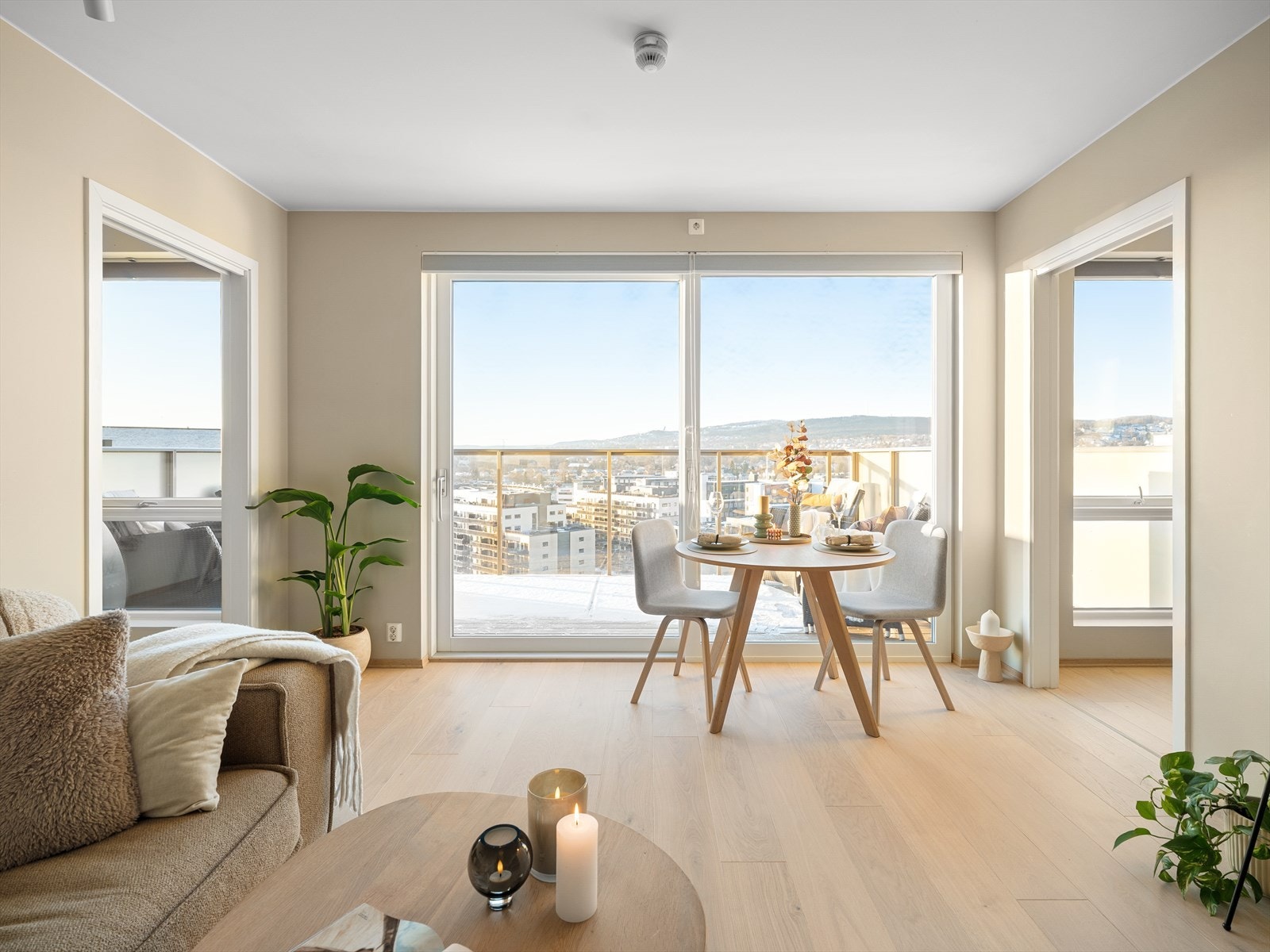 Store glassflater slipper inn rikelig med naturlig lys og gir en fantastisk romfølelse Galleribilde