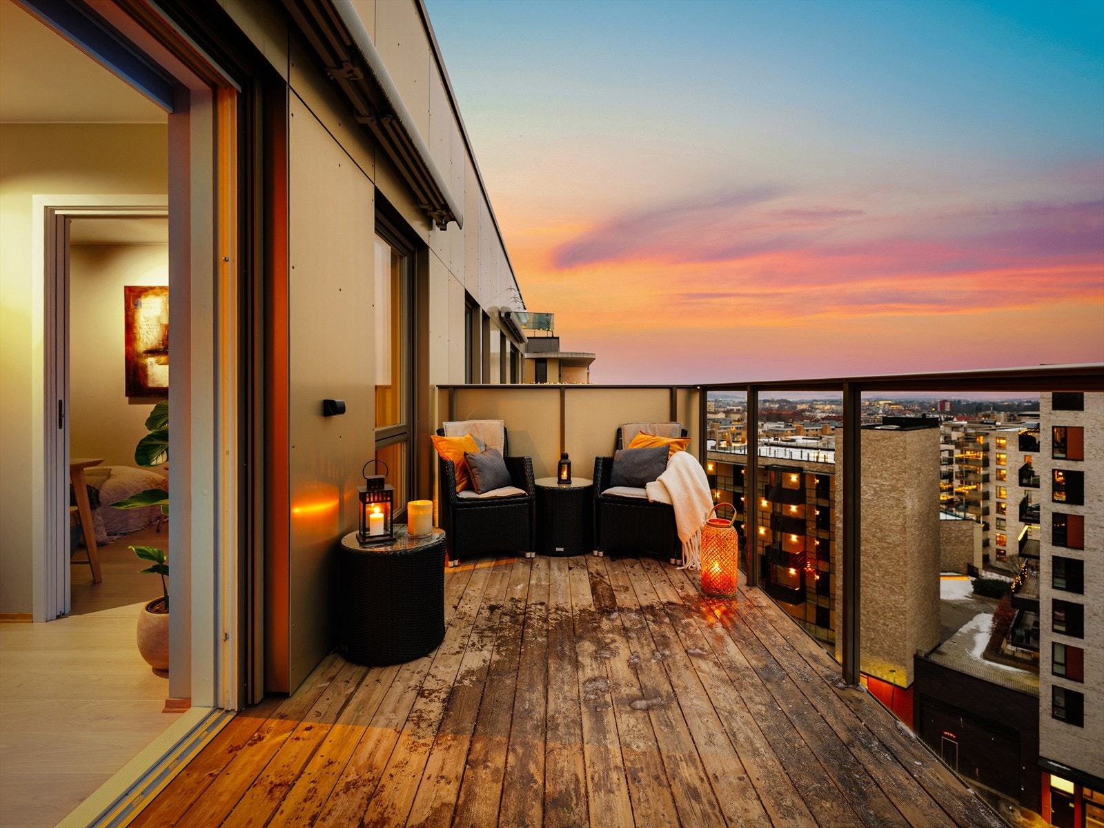 Høyt og fritt i 10. etasje med heisadkomst og solrik balkong med sen kveldssol Galleribilde