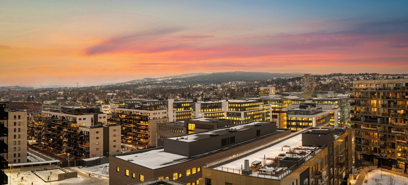 Spektakulær beliggenhet med fantastisk utsikt mot Holmenkollen og over Oslo by og fjord Galleribilde