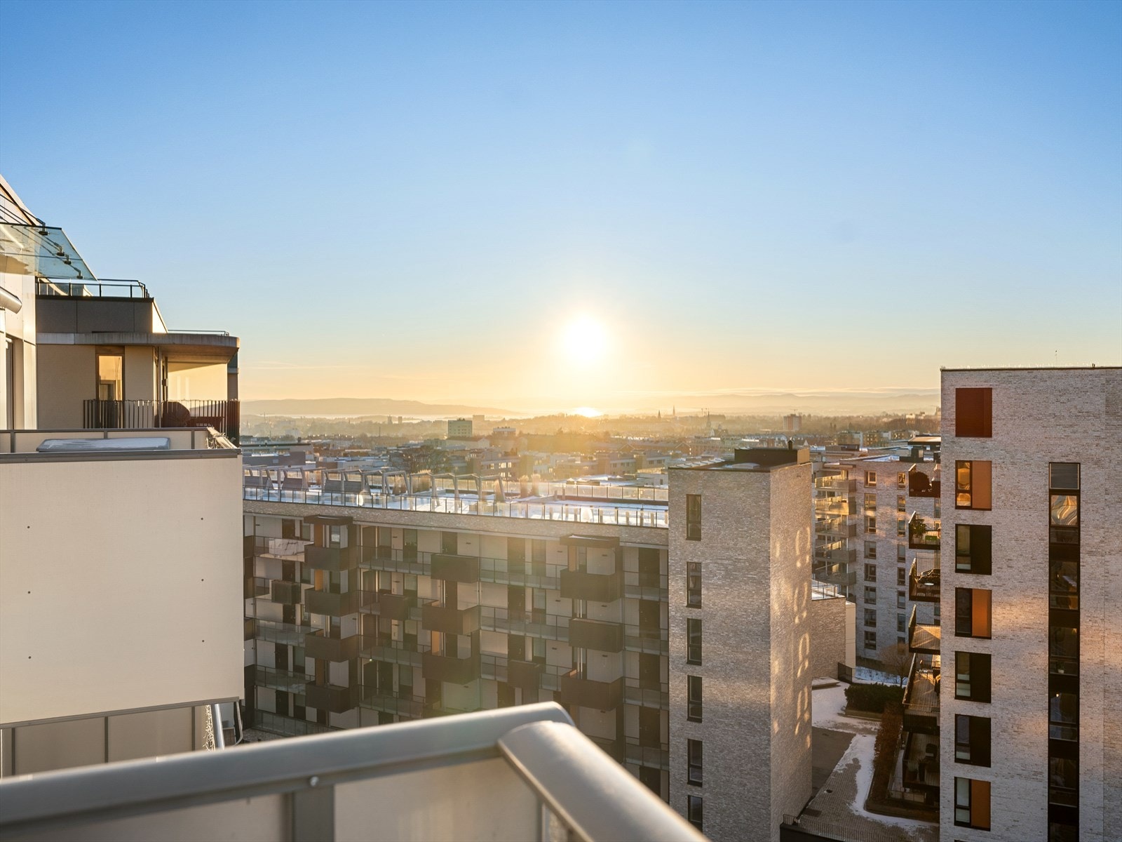 Leiligheten har en svært attraktiv og sentral beliggenhet på Storo, med alt du trenger i hverdagen rett utenfor døren Galleribilde