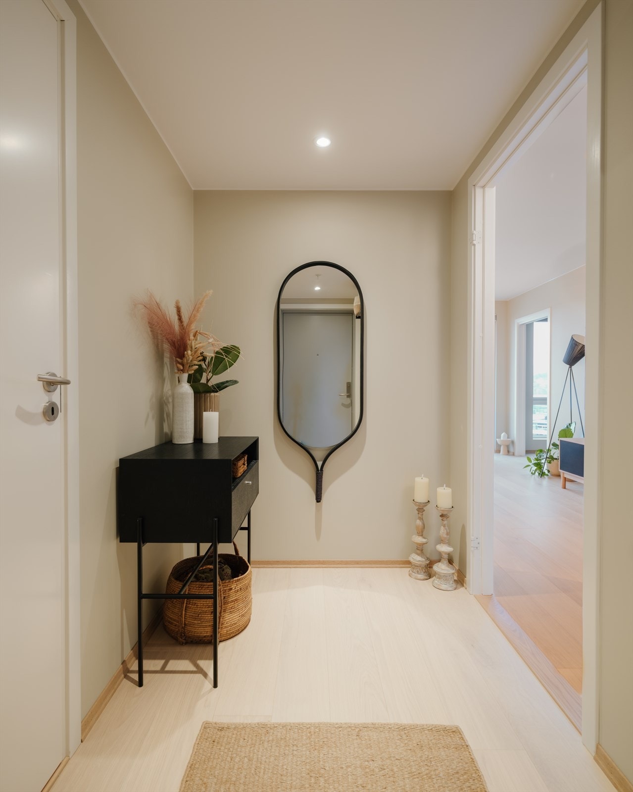 Entré med pene overflater, downlightsbelysning og plass for oppbevaringsmøblement. Til leiligheten medfølger sportsbod på ca. fem kvm Galleribilde