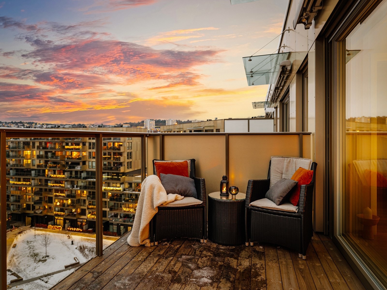 Balkongen er belagt med Royalimpregnerte terrassebord og utstyrt med markise for solskjerming Galleribilde