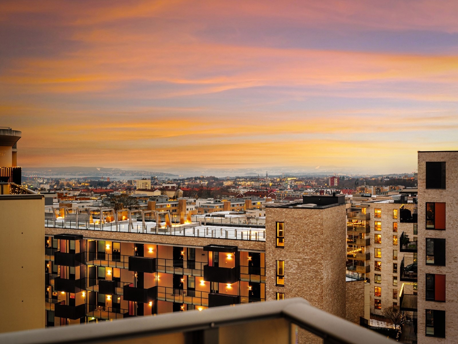 Lekker og gjennomført toppleilighet fra 2021 med storslått utsikt over Oslo by og fjord Galleribilde