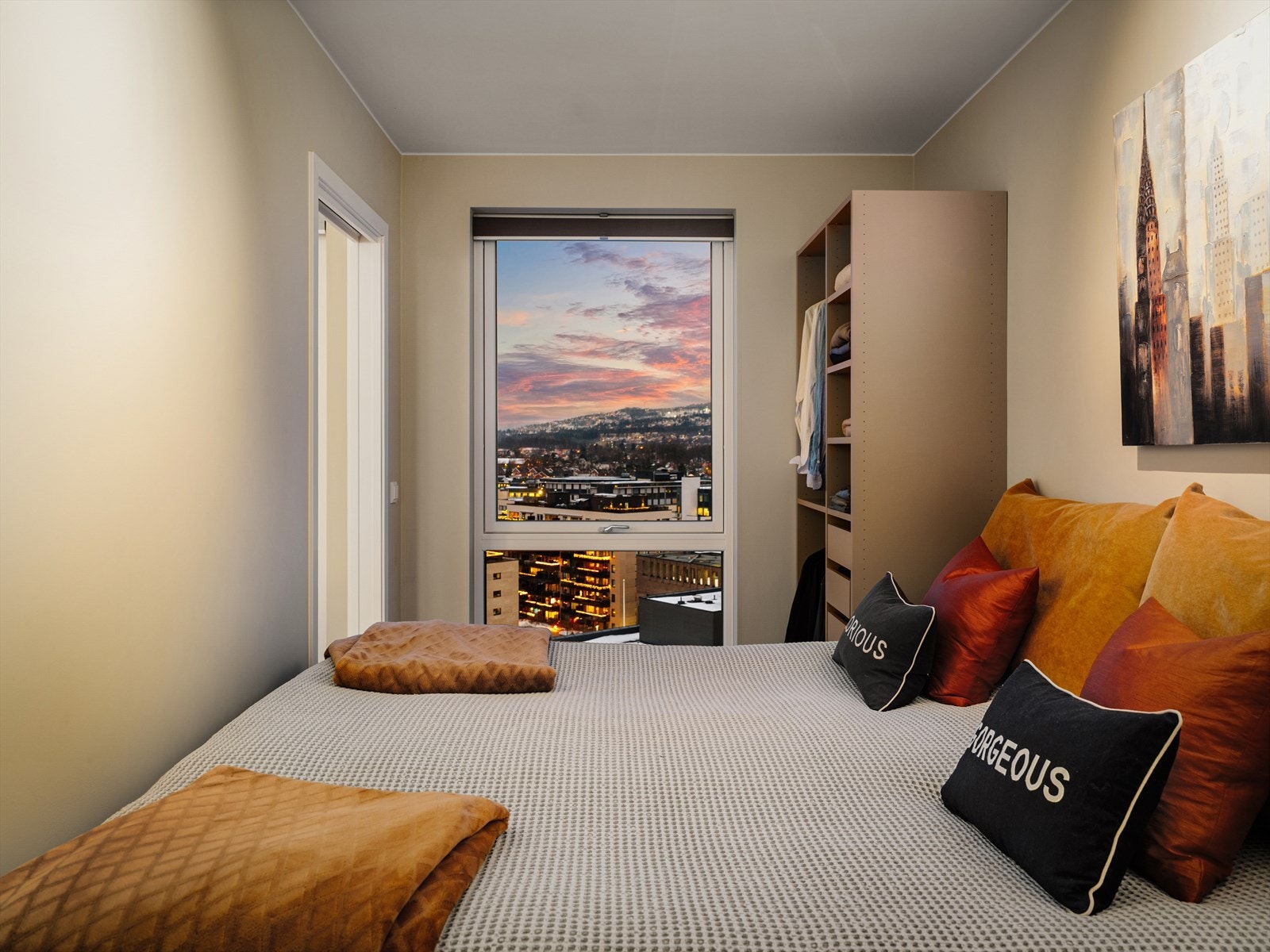 Leiligheten inneholder to gode soverom. Høyt og fritt i usjenerte omgivelser med en utsikt som aldri slutter å imponere Galleribilde