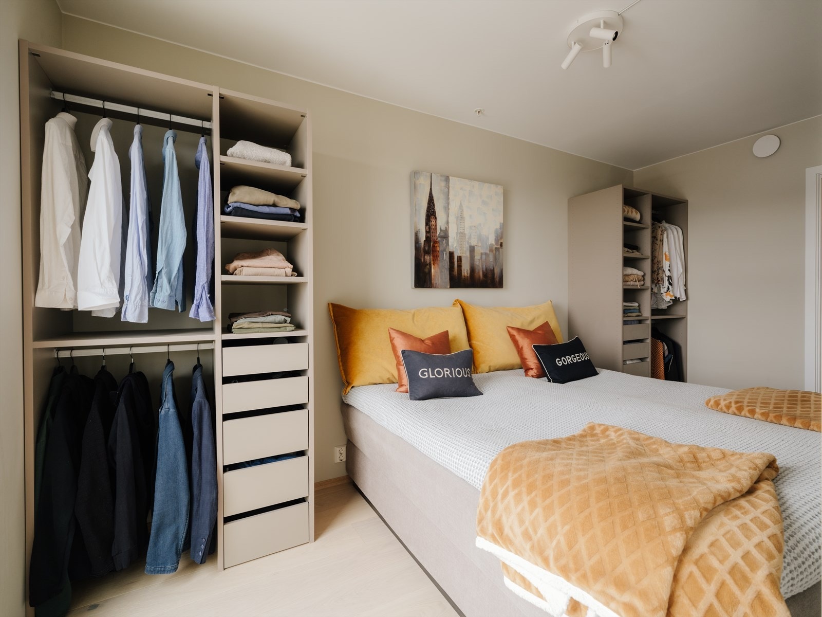 Soverommene har gode møbleringsmuligheter for seng, nattbord og eventuelt hjemmekontor Galleribilde