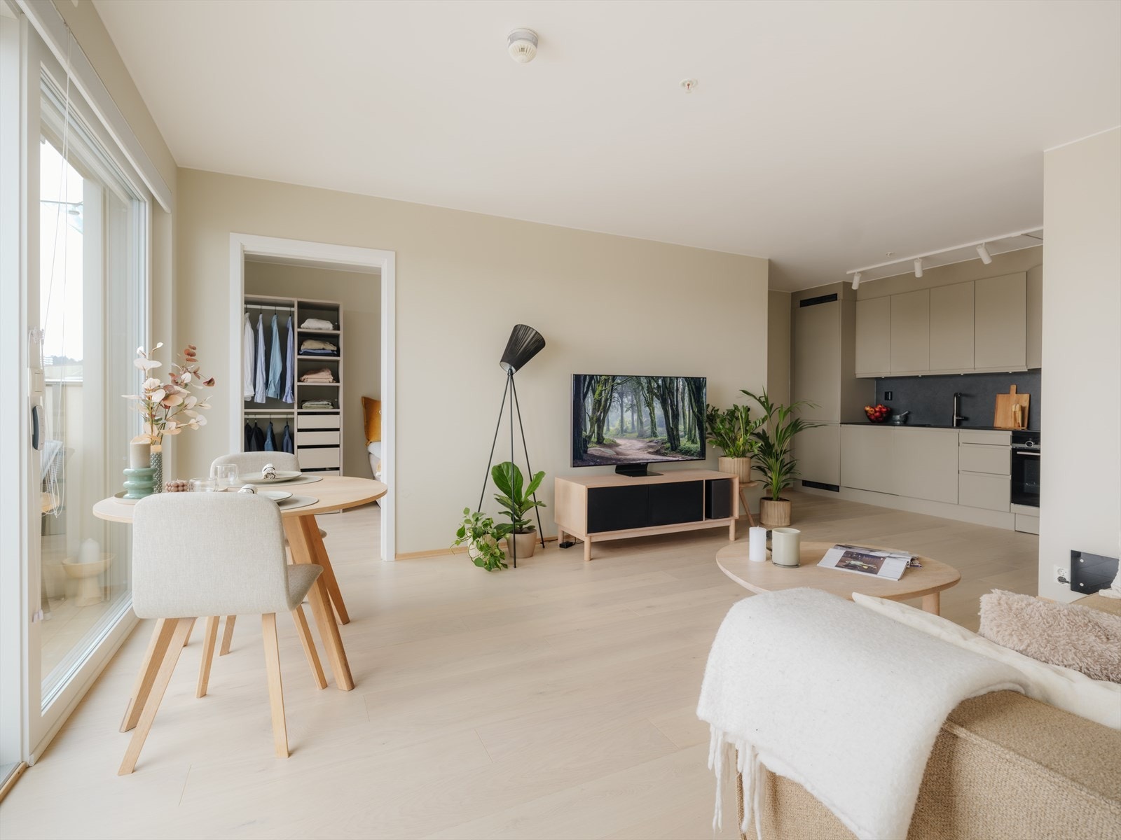 Leiligheten har ny hvitoljet 1-stavs eikeparkett fra Kährs (2026) og veggflater malt i harmoniske fargetoner Galleribilde