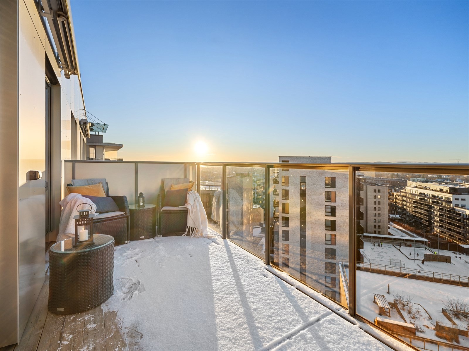 På balkongen har man sen kveldssol sommerstid- helt til den går ned bak åsene i vest Galleribilde
