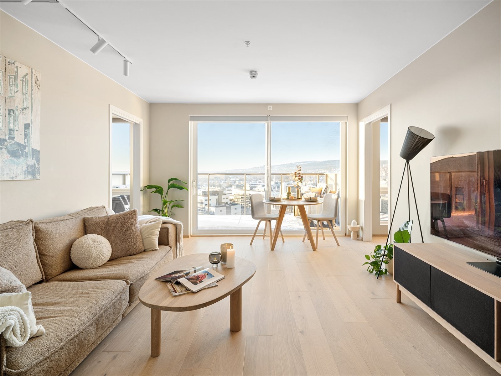 Stuen er lys, luftig og umiddelbart imponerende, med en utsikt som virkelig gjør seg gjeldende idet man trer inn i rommet Galleribilde