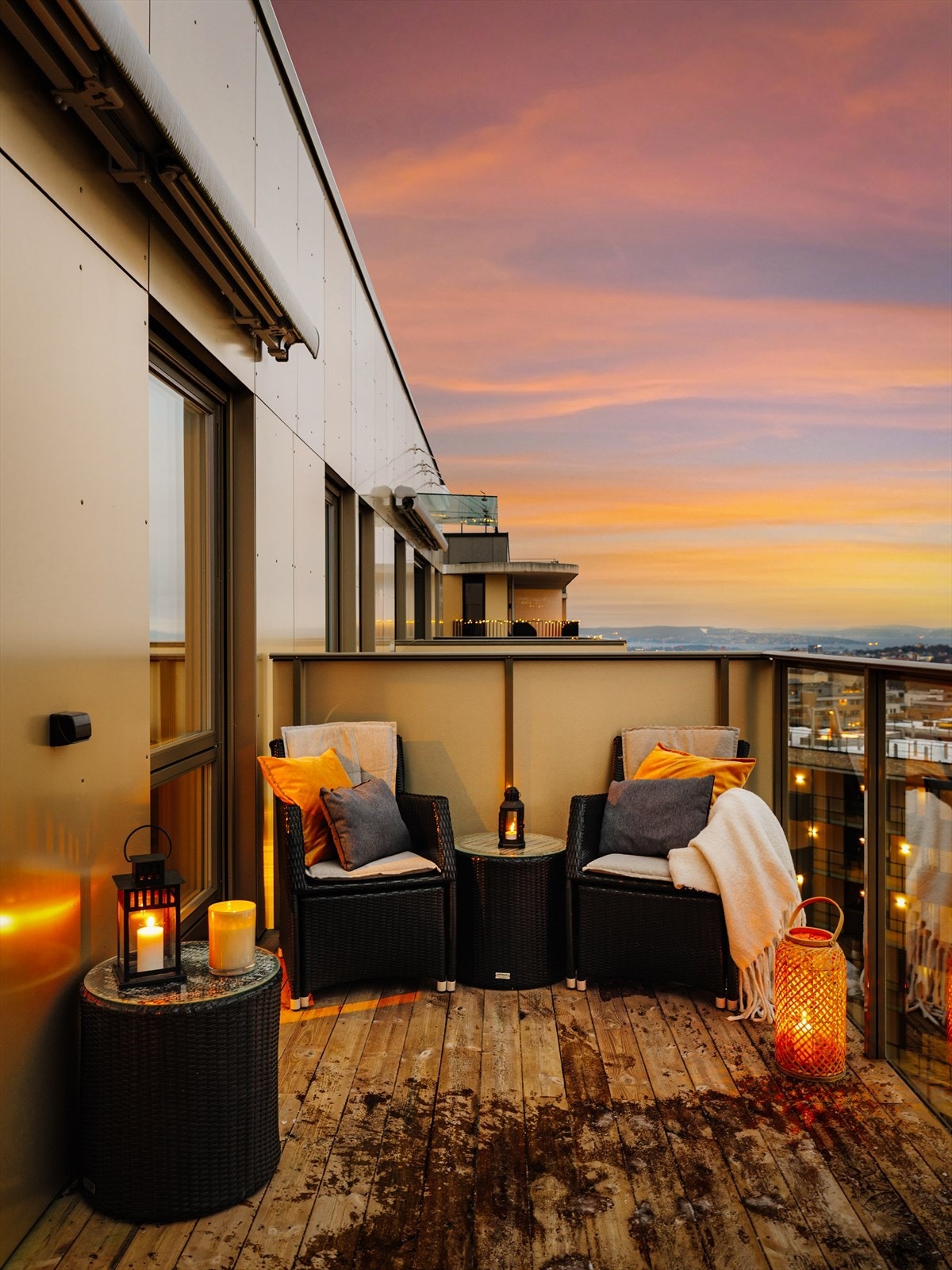 Fra stuen er det utgang til en solrik balkong på ca. 12,5 kvm Galleribilde