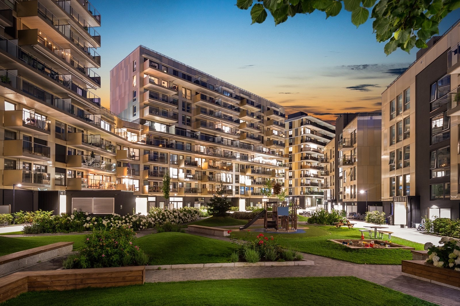 Fellesområdene er pent opparbeidede. Rikelig med sittegrupper, beplantning og lekeareal. Flere takterrasser og to gjesteleiligheter som kan disponeres av beboernes gjester Galleribilde