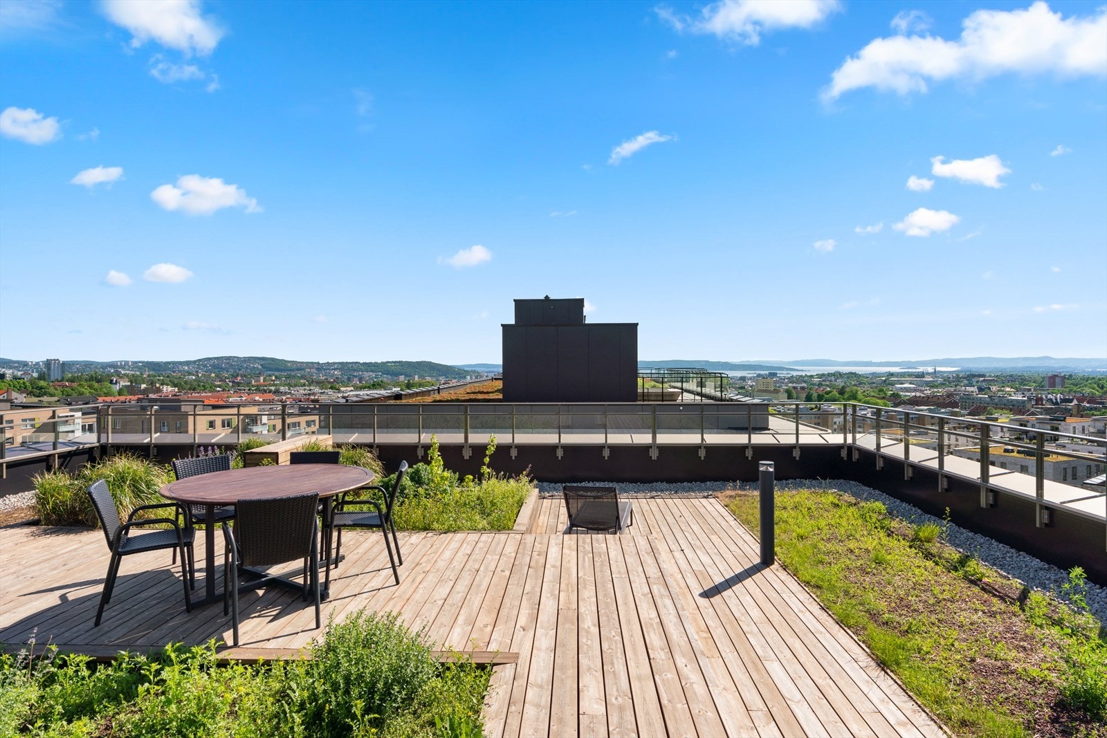 Fra leiligheten er det kun én trapp opp til sameiets flotte takterrasse Galleribilde