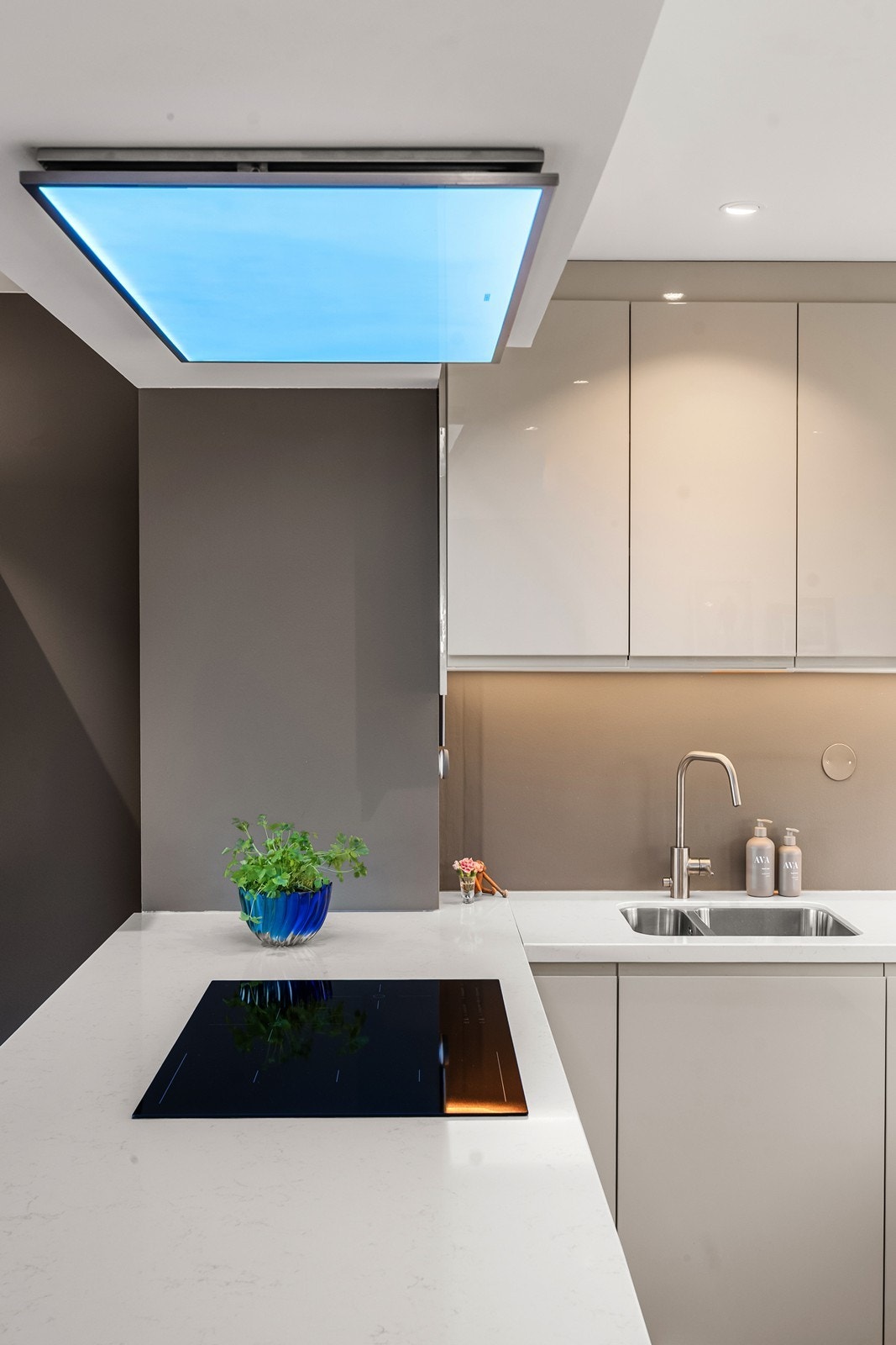 Integrert ventilatorhette med LED-lys-panel gir moderne belysning. Galleribilde