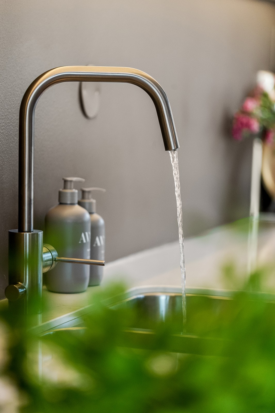 Rustfri oppvaskkum med integrert armatur gir et stilrent uttrykk. Galleribilde