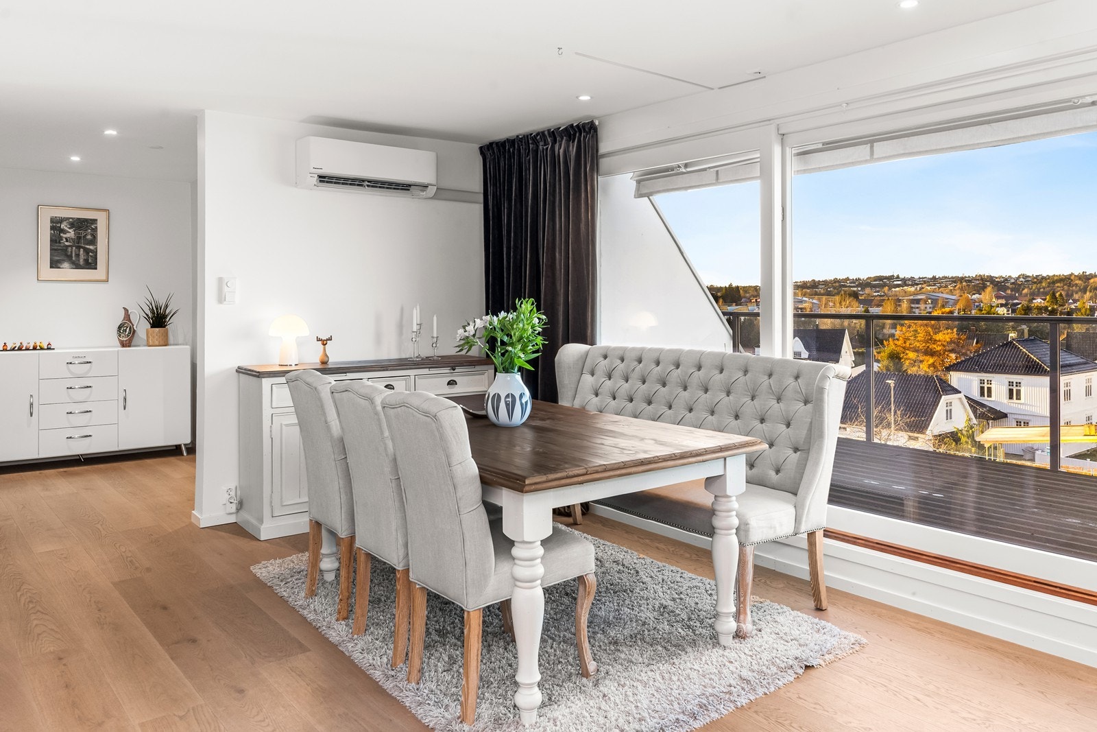 Spiseplassen har direkte tilgang til balkong med utsikt. Galleribilde