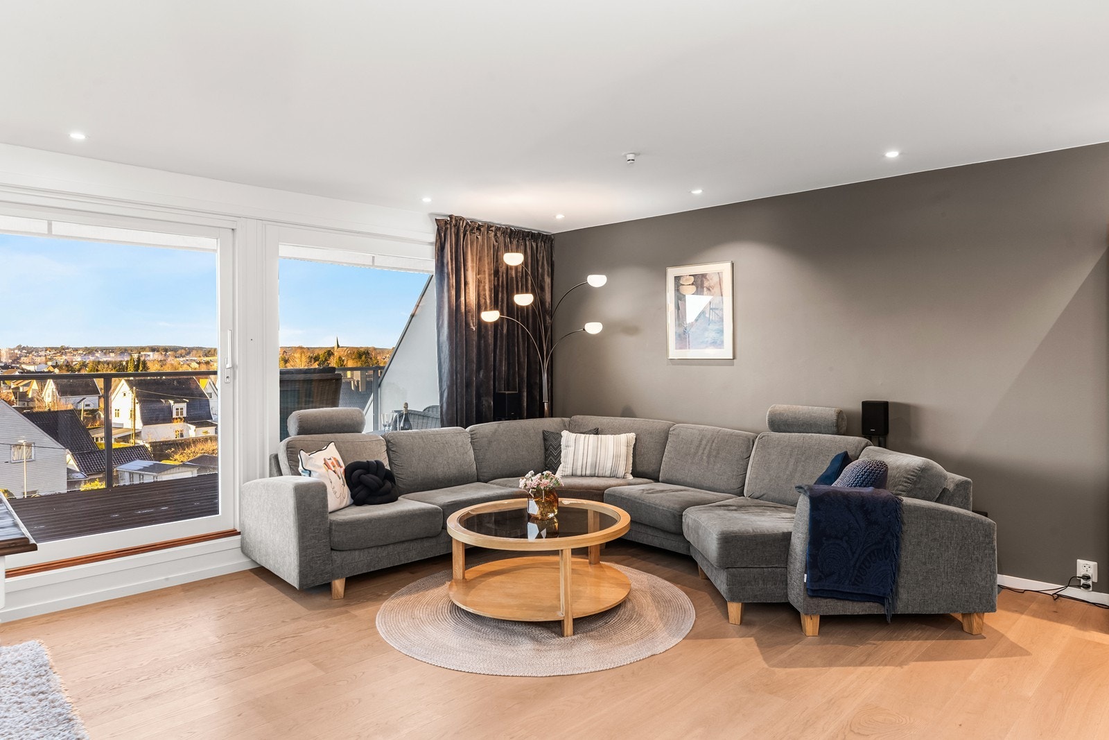 Lys stue med parkettgulv og god plass til sittegruppe. Galleribilde