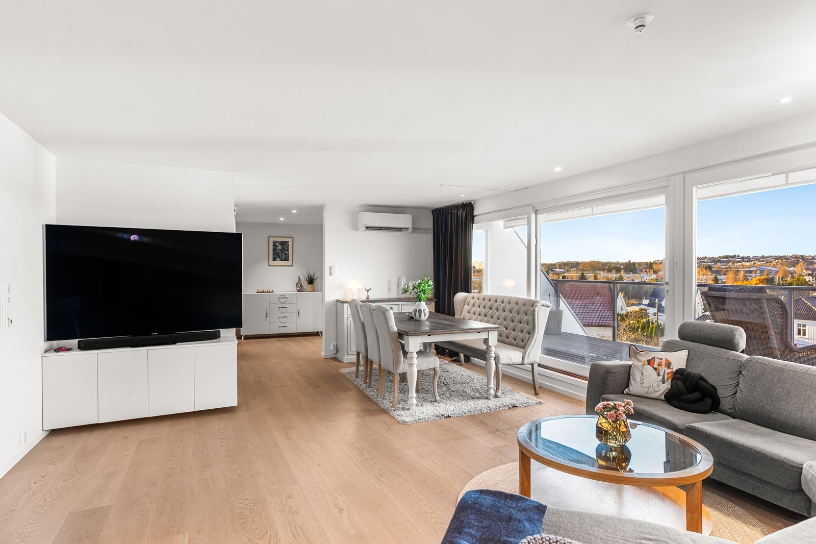 Stuen har parkettgulv og varmepumpe. Galleribilde