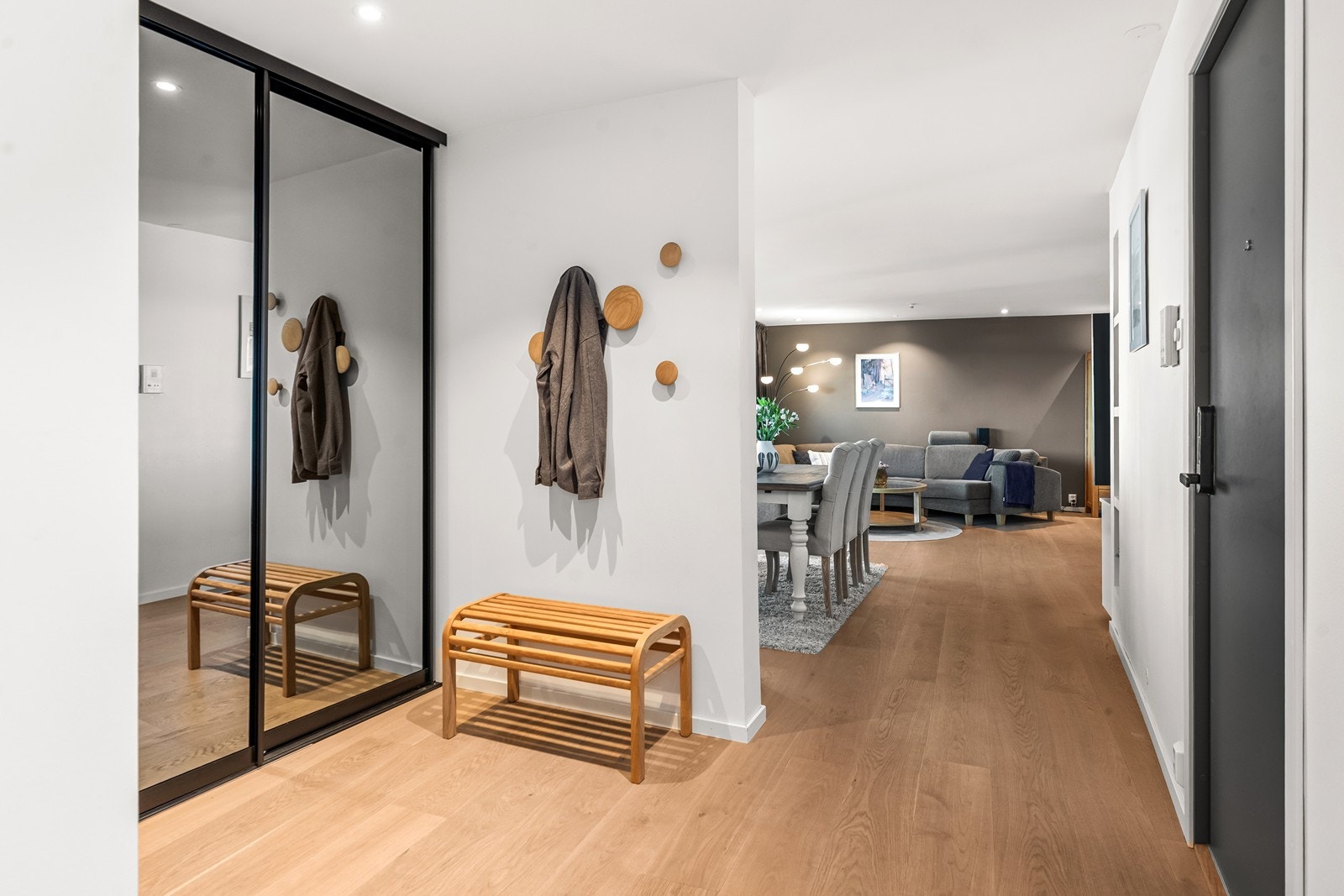 Fra entréen er det direkte tilgang til stuent. Galleribilde