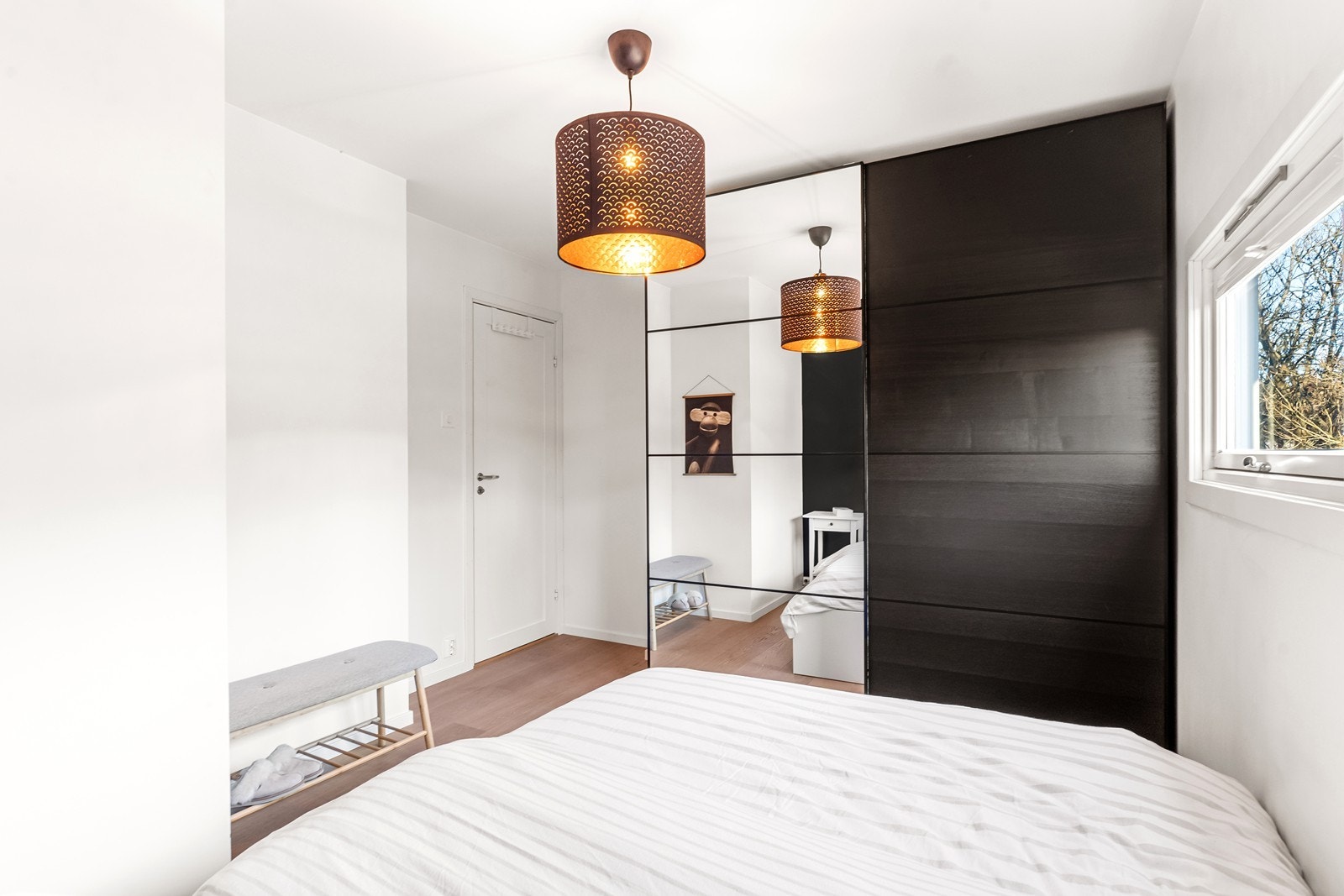 Skyvedørsgarderobe gir effektiv oppbevaring og utnyttelse av rommet. Galleribilde