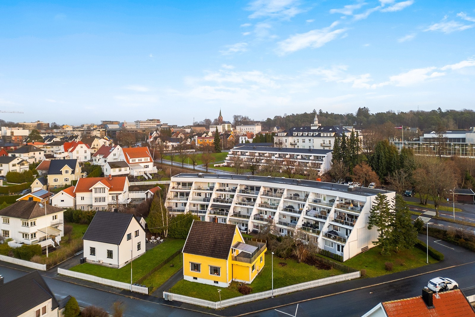 Sentral beliggenhet med gangavstand til fasiliteter og grøntområder. Galleribilde