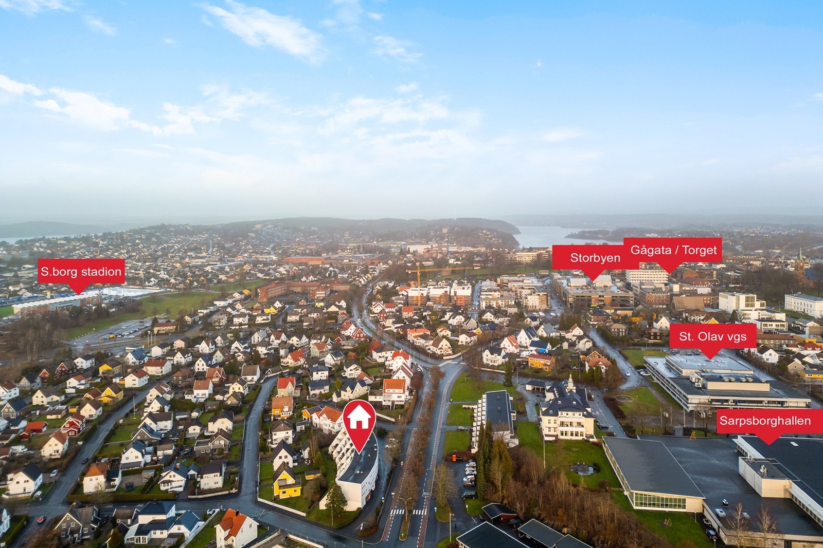 Kartlegging av nærområdet viser kort avstand til skoler og butikker. Galleribilde