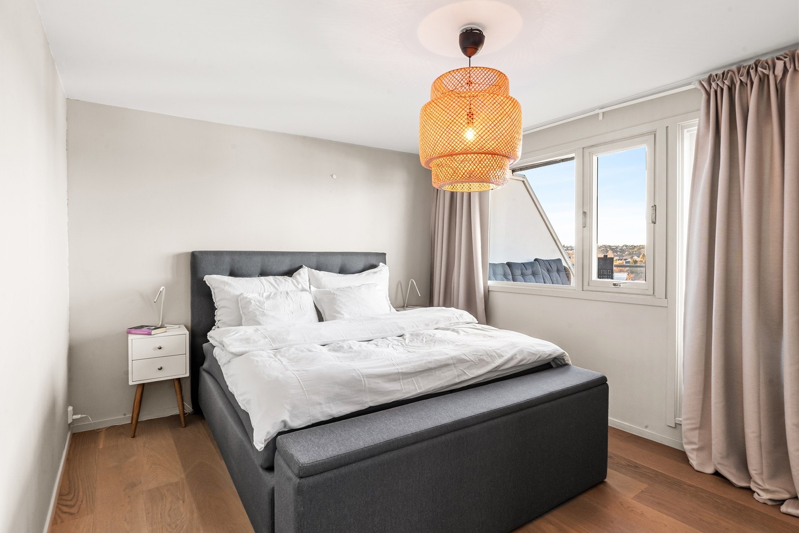 Store vinduer gir godt med naturlig lys i rommet. Galleribilde