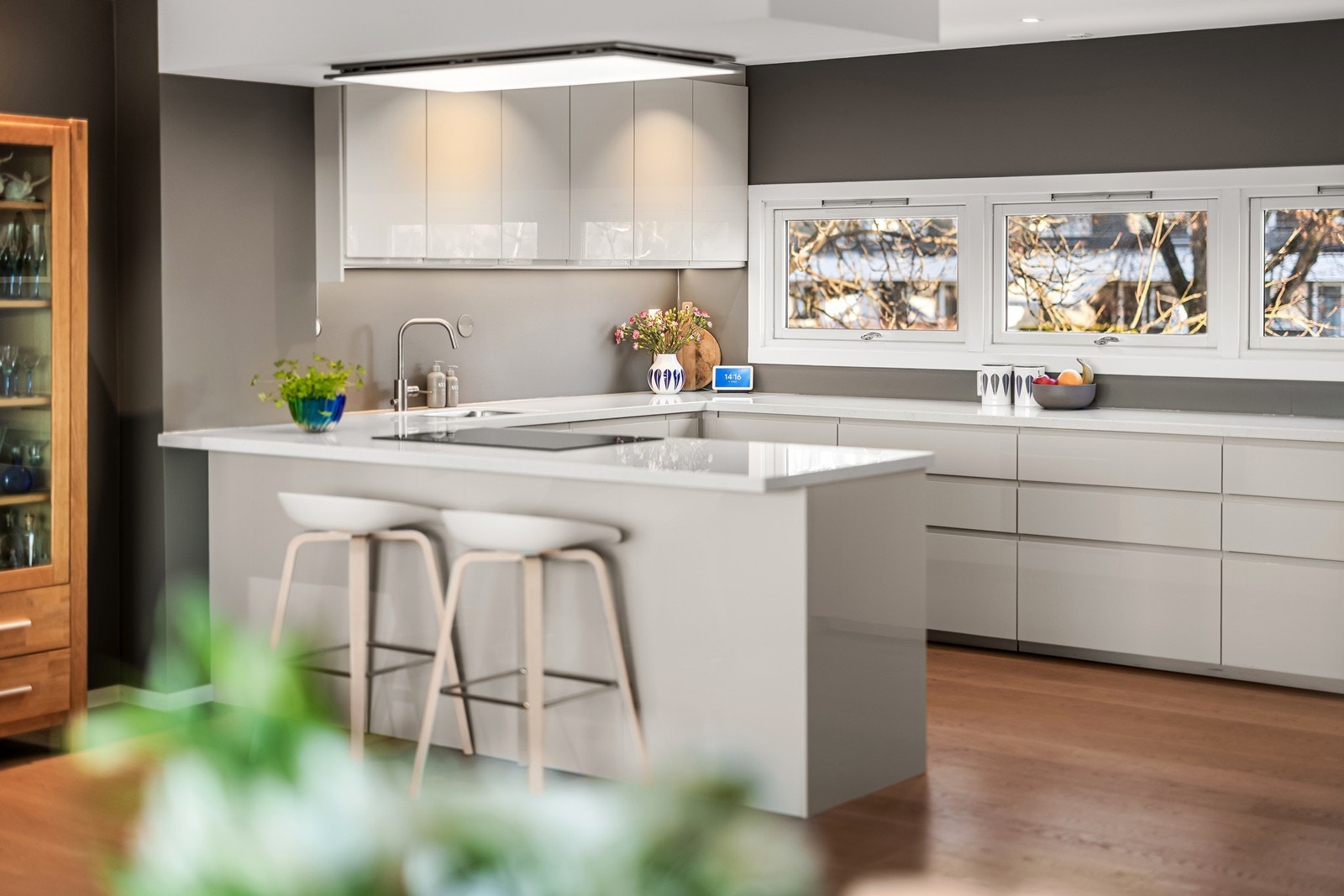 Plass til barstoler ved kjøkkenøy gir en sosial sone for måltider. Galleribilde