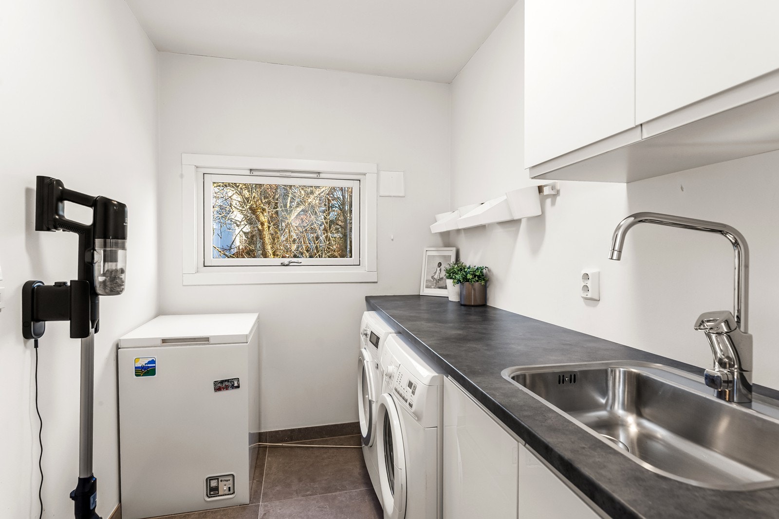 Vaskerommet har flislagt gulv med elektriske varmekabler. Galleribilde