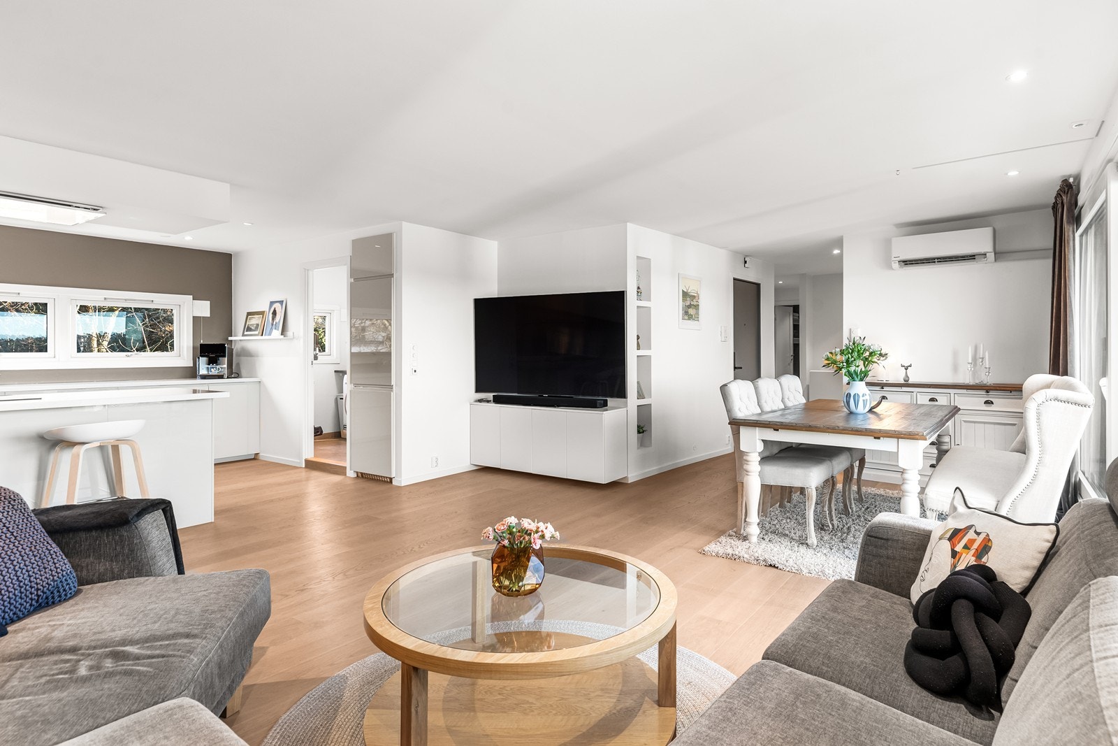 Åpen stue- og kjøkkenløsning. Galleribilde