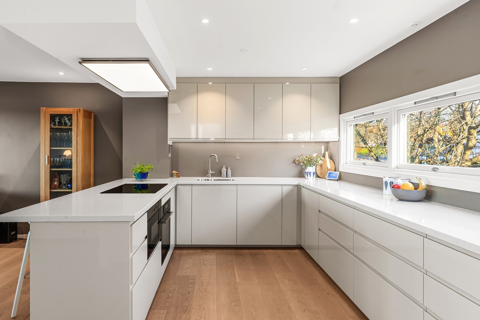 Kjøkkenet har slette fronter og stein benkeplate, oppgradert i 2018. Galleribilde