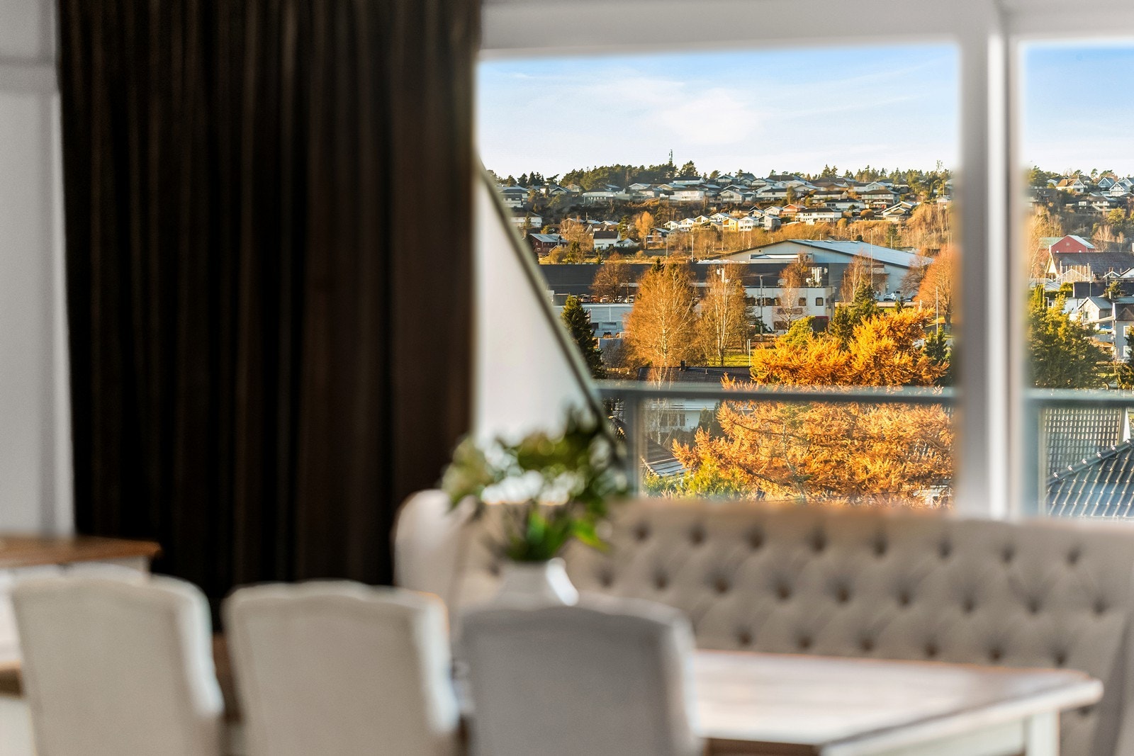 Utsyn mot nærområdet fra spiseplassen gir en lys atmosfære. Galleribilde