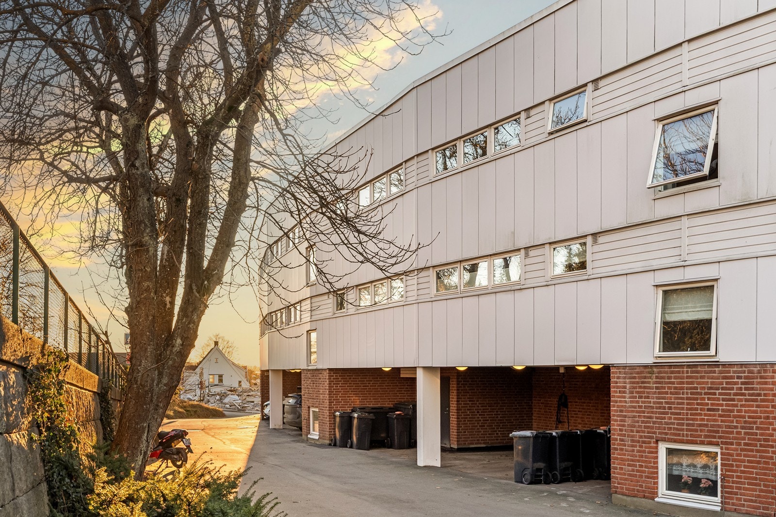 Under tak er det oppstillingsplass for bil, praktisk for beboerne. Galleribilde